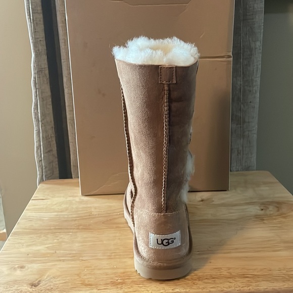 UGG K Bailey Button Triplet II - Picture 3 of 6